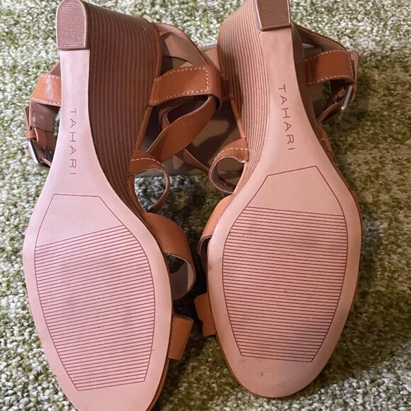 Tahari women’s tan leather sandals . size 10 - Picture 4 of 4